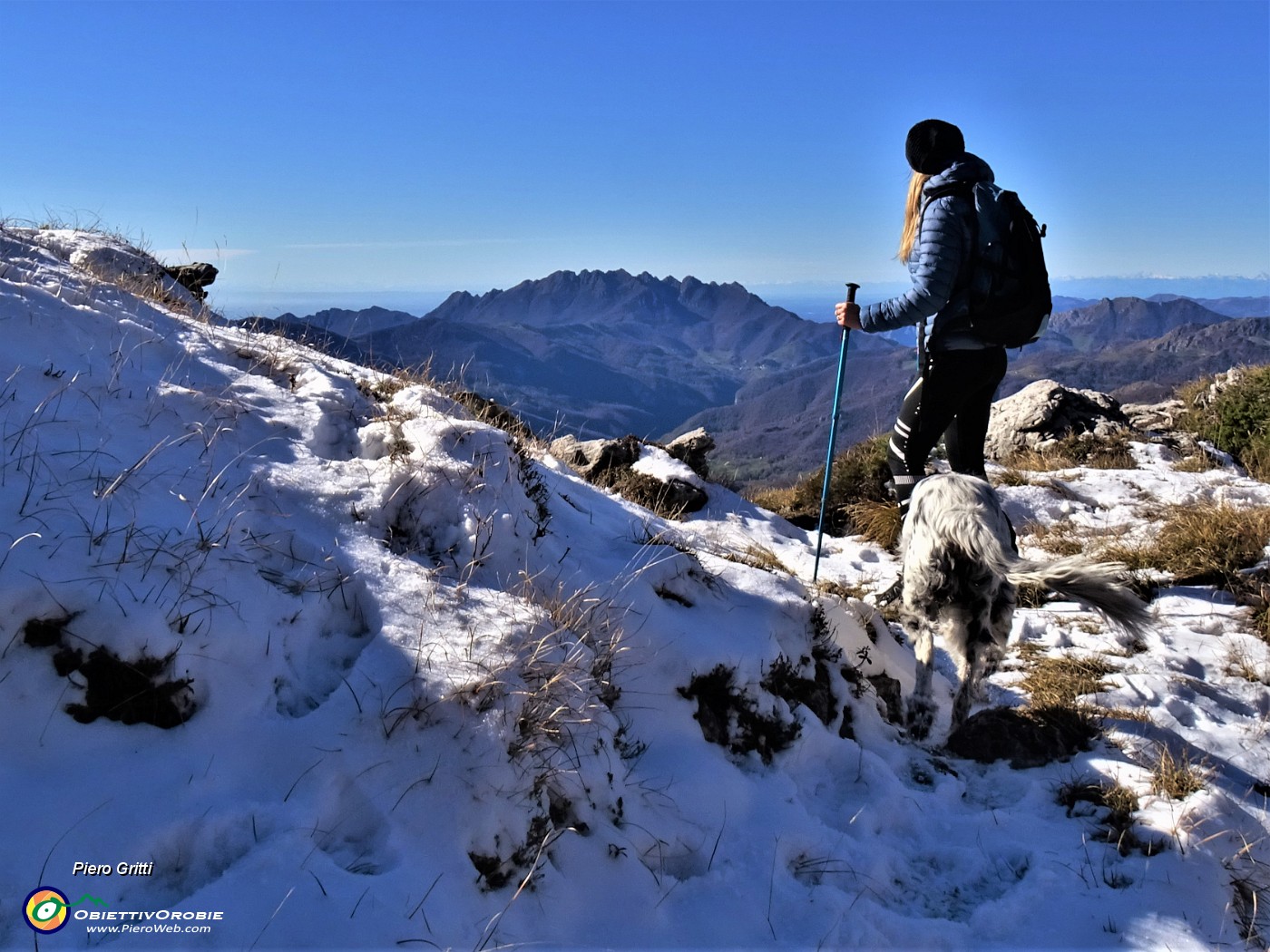 62 Scendiamo non dal sentiero di salita, ma sulla linea del costone sud del Venturosa con vista in Resegone pestando neve.JPG